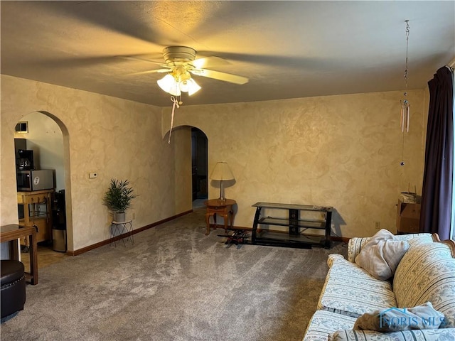 carpeted living room featuring ceiling fan