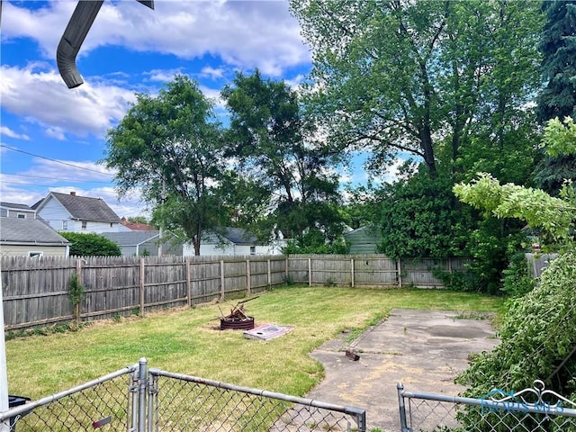 view of yard featuring a patio