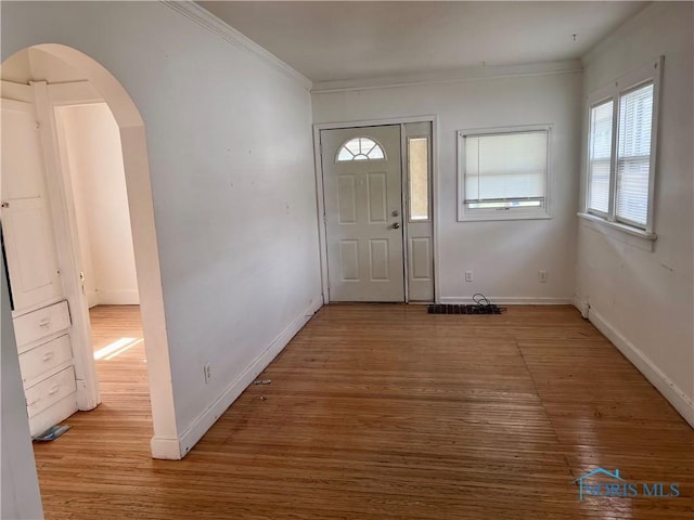 1009 Slater St, Toledo, OH 43612 - foyer with crown molding and light hardwood / wood-style floors