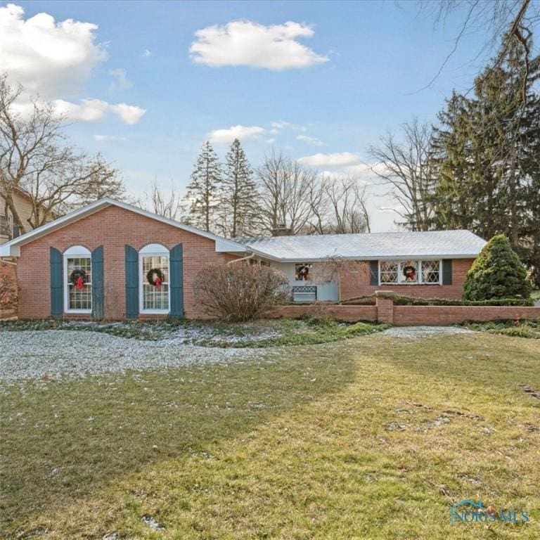 single story home with a front lawn