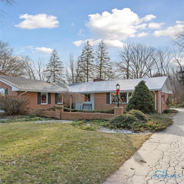 single story home featuring a front yard