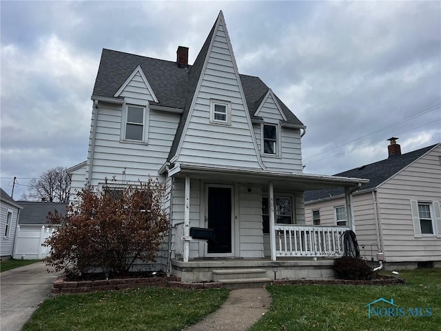 view of front of property featuring a front lawn and a porch