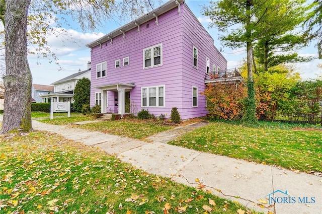 view of front of property with a front yard