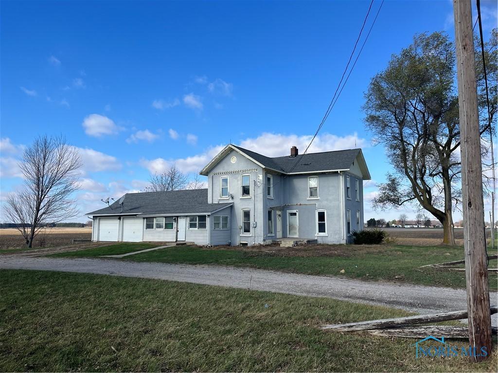 view of front of property with a front yard