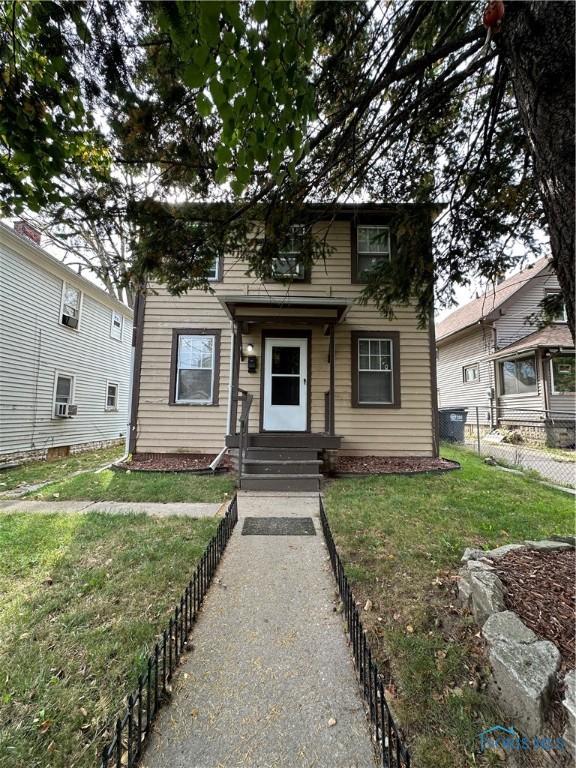 view of front facade with a front yard