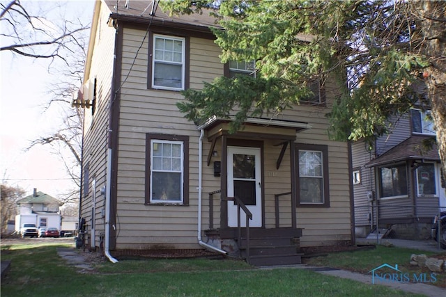 view of front of property featuring a front lawn