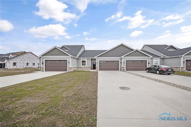 view of front facade featuring a garage and a front lawn