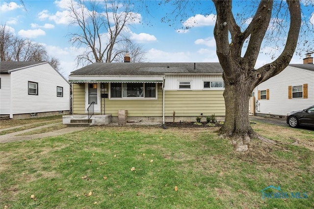 view of front facade with a front yard