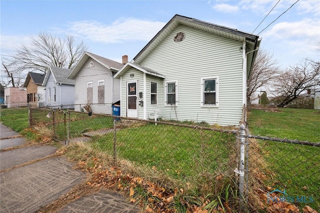 view of front of house featuring a front yard