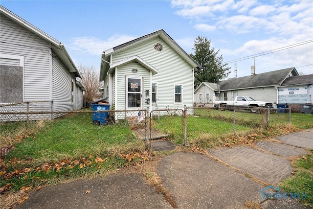 view of front of home featuring a front yard