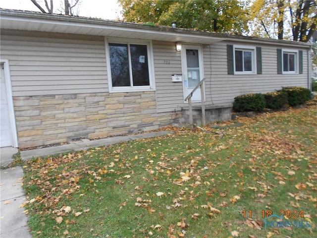 view of front of property with a front lawn