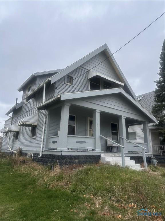 view of front of property featuring covered porch