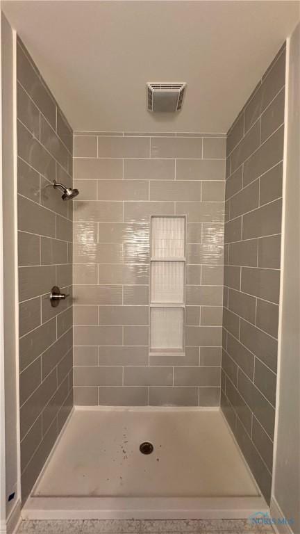 bathroom featuring tiled shower