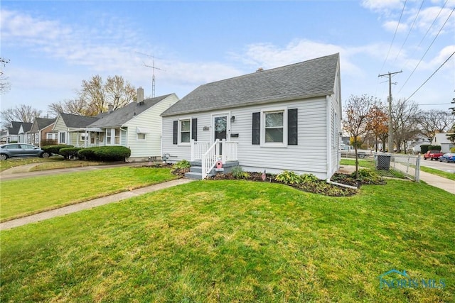 view of front of property featuring a front yard