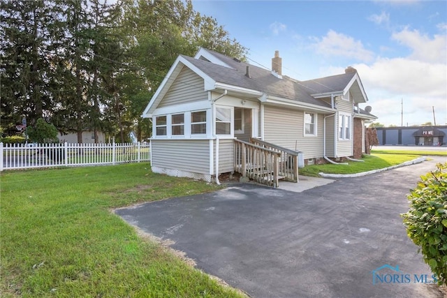 view of front of property with a front yard