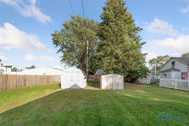 view of yard featuring a storage shed