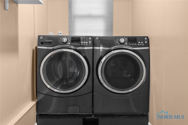 clothes washing area with washing machine and clothes dryer