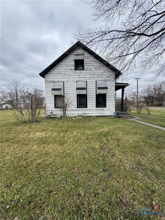 back of house featuring a yard