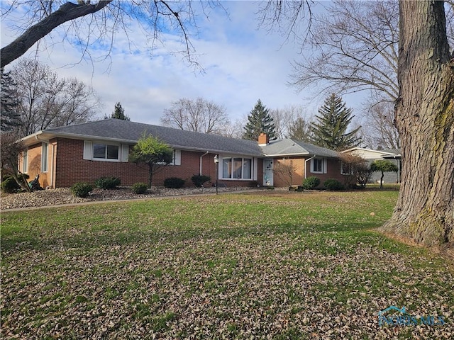 single story home featuring a front yard