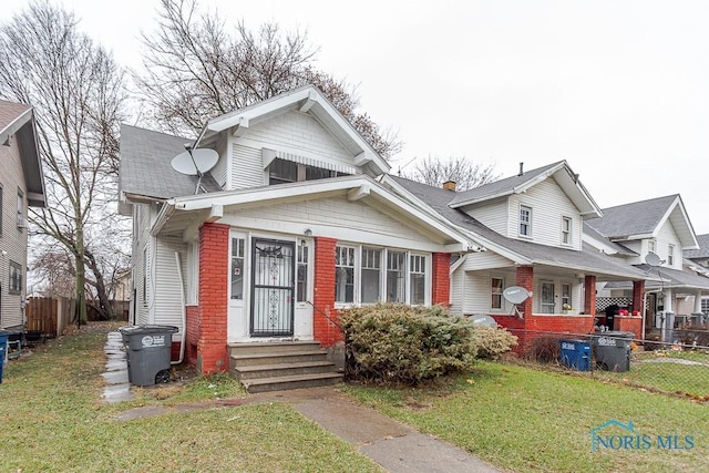 view of front of home featuring a front yard