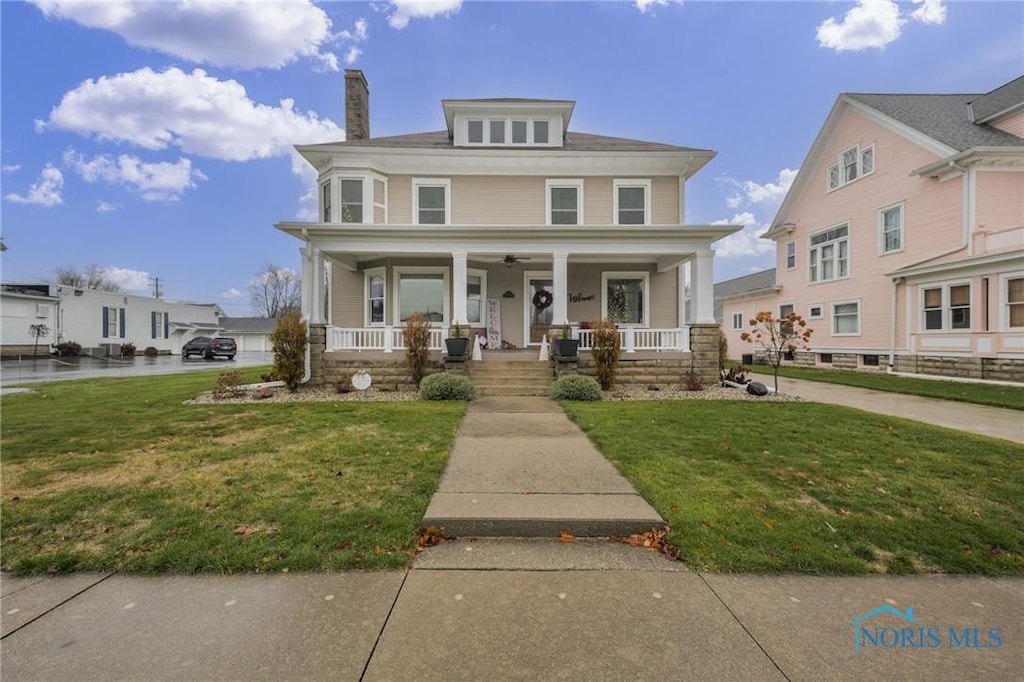 view of front facade featuring a porch and a front lawn