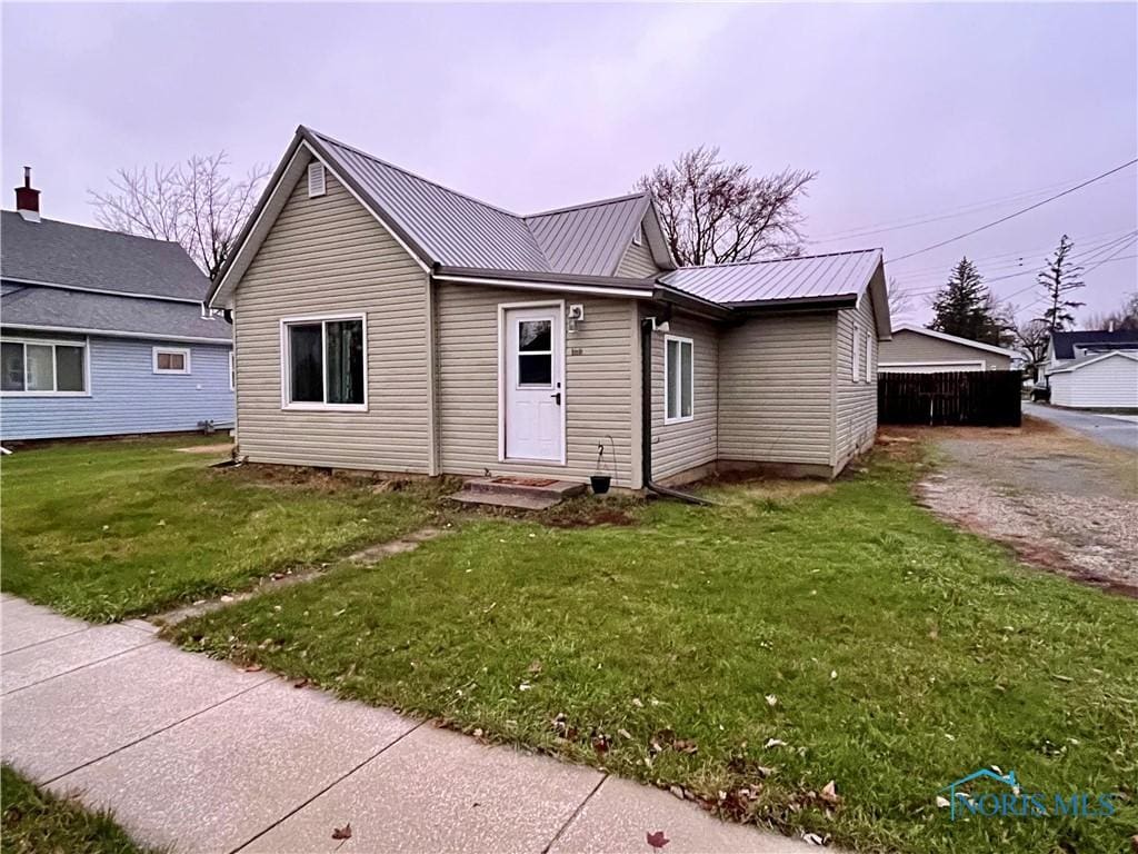 view of front of house with a front lawn