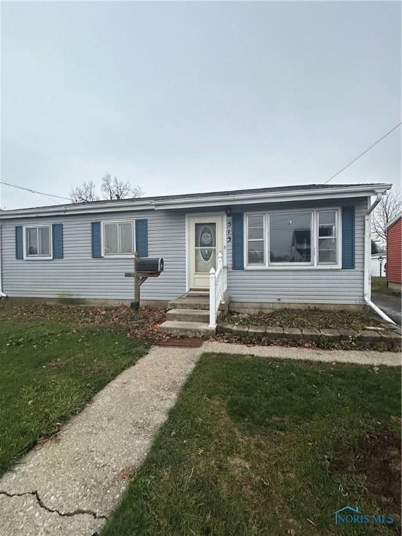 view of front of home featuring a front lawn