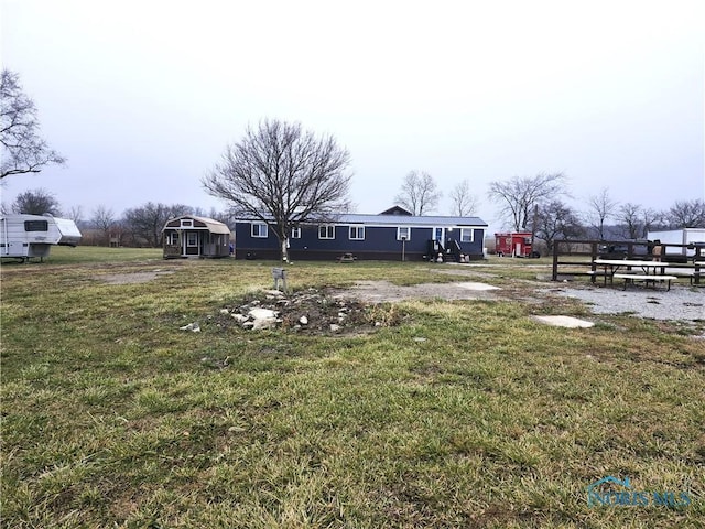 view of yard with an outdoor structure