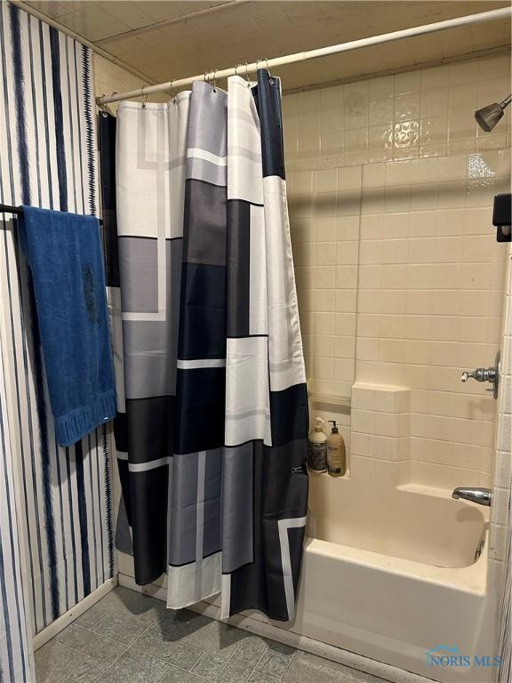 bathroom featuring shower / bathtub combination with curtain