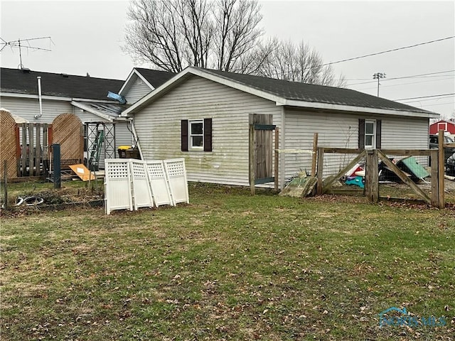 back of house featuring a lawn