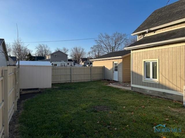 view of yard featuring a storage unit