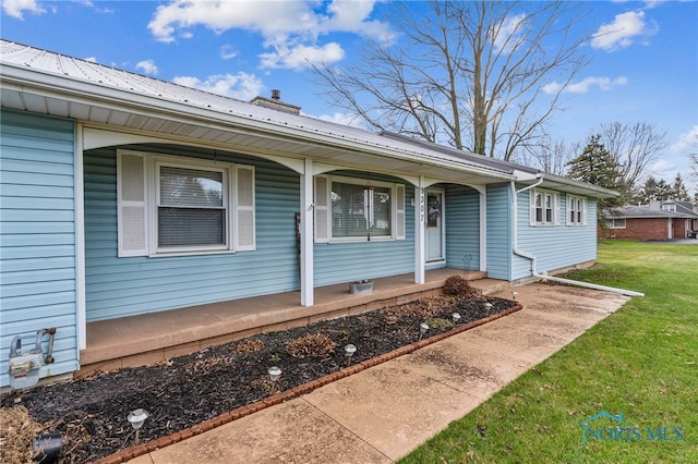 view of front facade featuring covered porch and a front yard