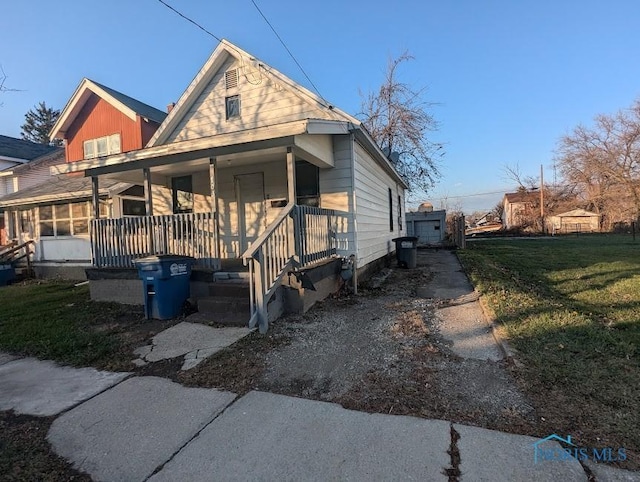 view of front facade with covered porch and a front yard