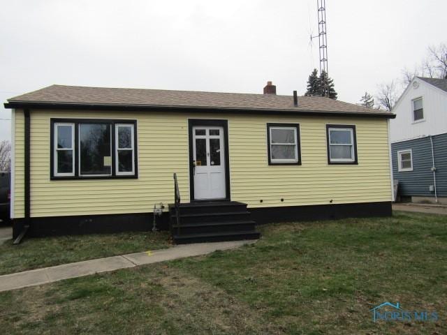 view of front facade with a front lawn