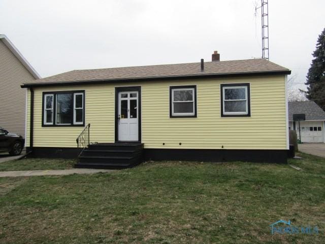 view of front facade featuring a front yard