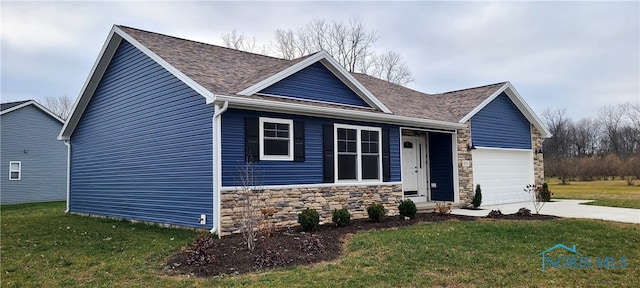 view of front of property featuring a front lawn and a garage