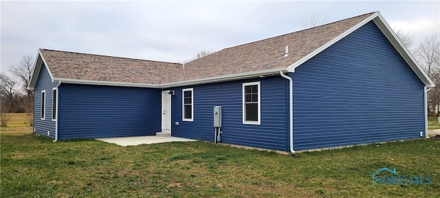 back of house featuring a yard