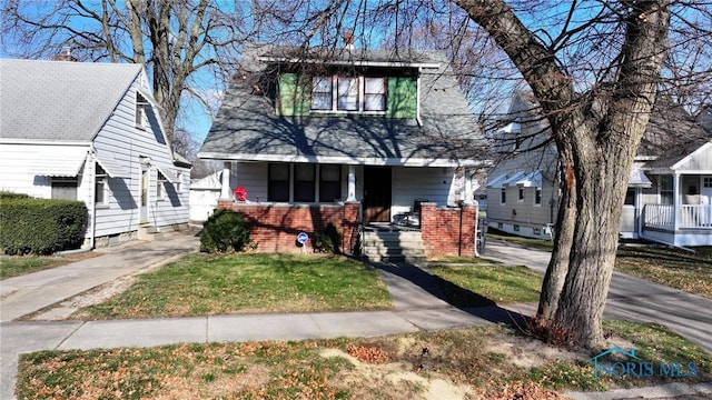 view of front of property with a front yard