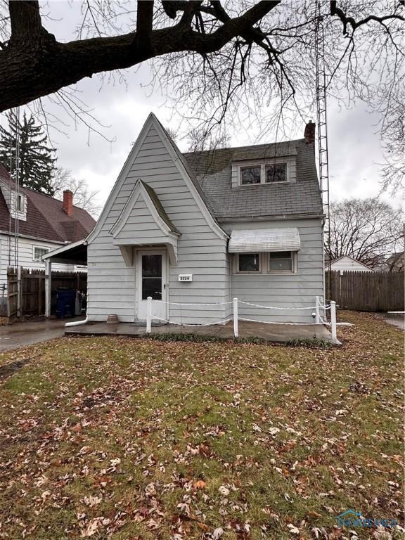 view of front of house with a front lawn and a carport