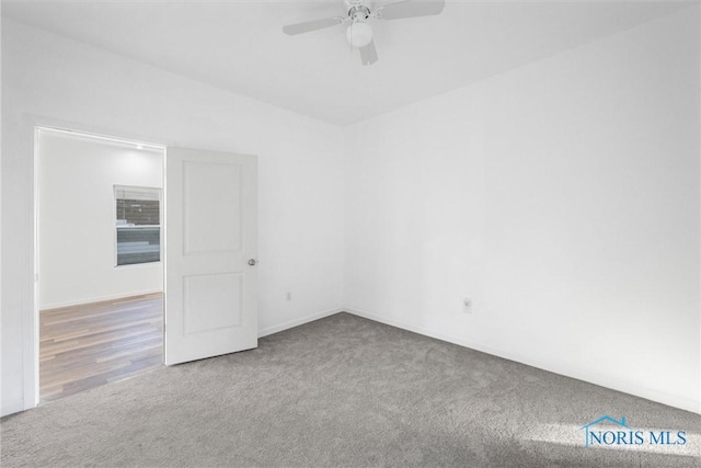 carpeted empty room featuring ceiling fan