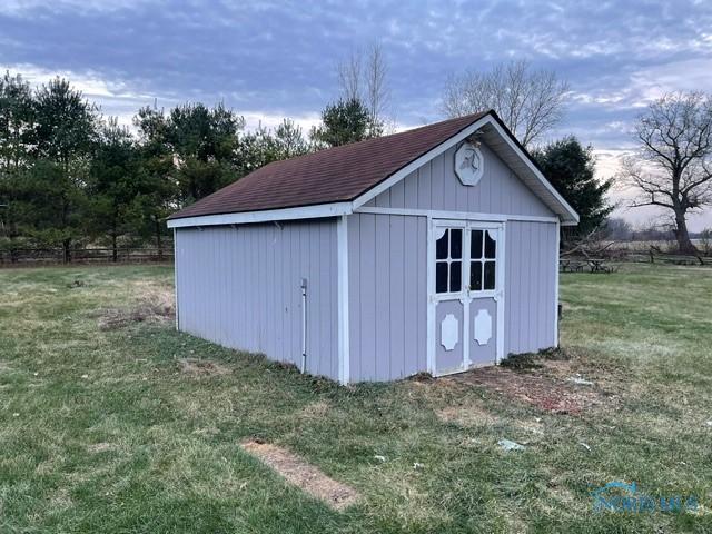 view of outdoor structure with a yard