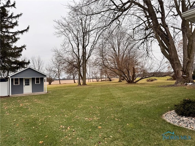 view of yard featuring an outbuilding