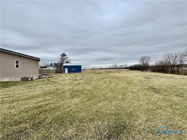 view of yard featuring a storage shed