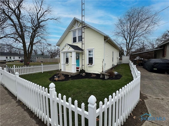 bungalow-style house with a front lawn