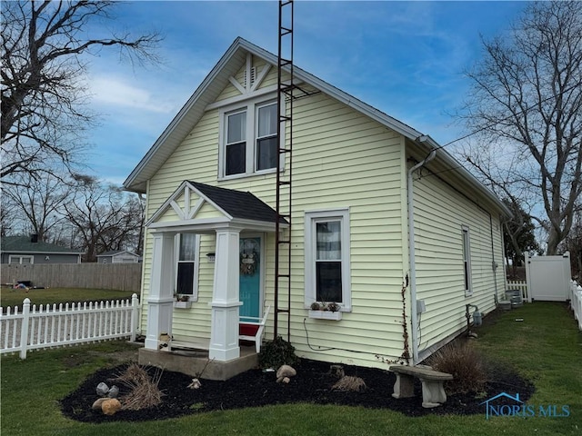 view of front of house with a front yard