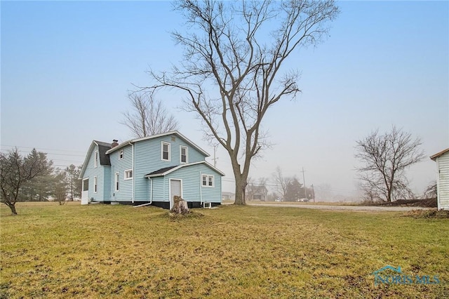 view of side of property featuring a lawn