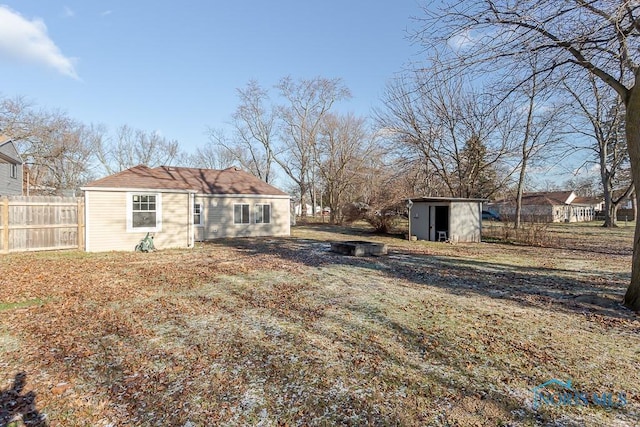 view of yard featuring a storage unit