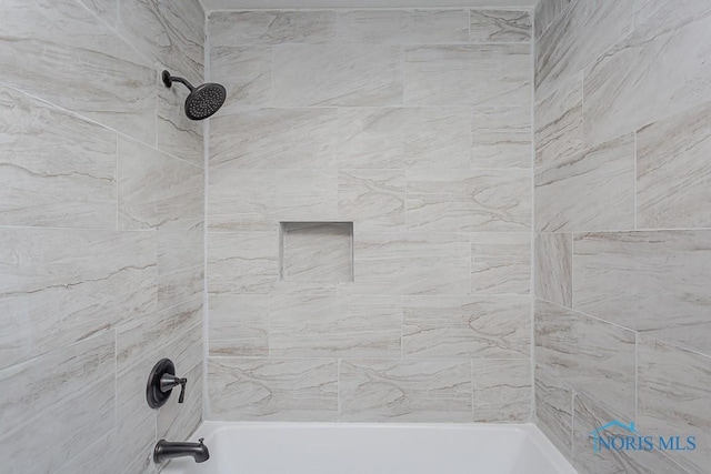 bathroom featuring tiled shower / bath combo