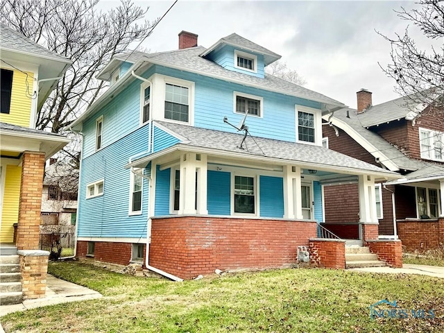 view of front of home featuring a front lawn