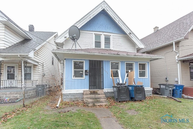 view of front of home featuring a front lawn